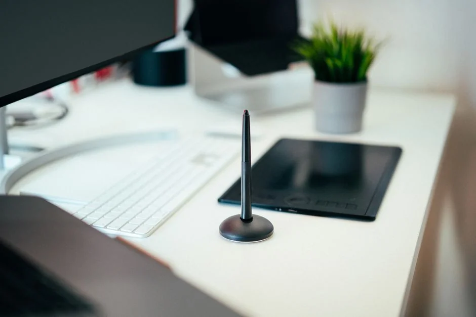 Un écran d’ordinateur moderne affichant un travail de web design, mettant en valeur des visuels créatifs dans un espace de travail.